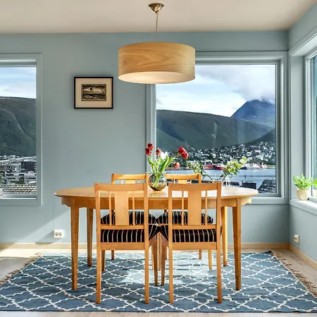 Leilighet Arctic Heights With Spectacular Sea & Mountain View