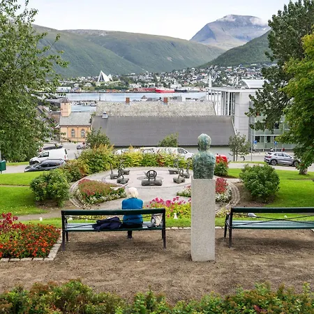 Arctic Heights With Spectacular Sea & Mountain View *